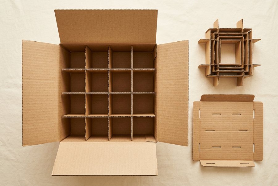 Corrugated boxes with internal partitions and inserts
